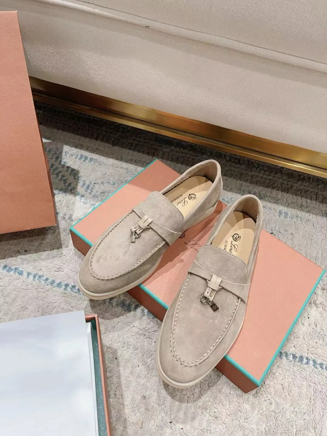 Factory price: 520💰4050 new color. Original purchase, 1⃣️: 1⃣️ folded and developed, Loro Piana professional model to try on feet, quality purchase level, flash sale of common products on the market, welcome to compare, original packaging. Fabric: Imported from Italy🐑High mercerized shearling, Lining: Hand-sewn mark thread in water-dyed cowhide imported from Italy🧵, high-end and elegant. Comfortable on the feet. Size: Women's 35-42 (41, 42) customized, non-returnable, men's 38-45 (46, 47, 48) customized, non-refundable. Fashionable boutiques that you can’t miss, a must-have item